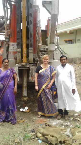 Father Anil en Marina  bij de boormachine in Narketpally. © Marina Van Der Hoeven