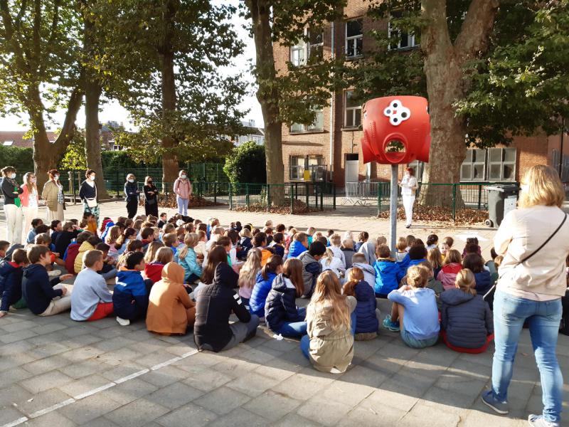 Als juf Pascale ons toespreekt © Walbert Defoort