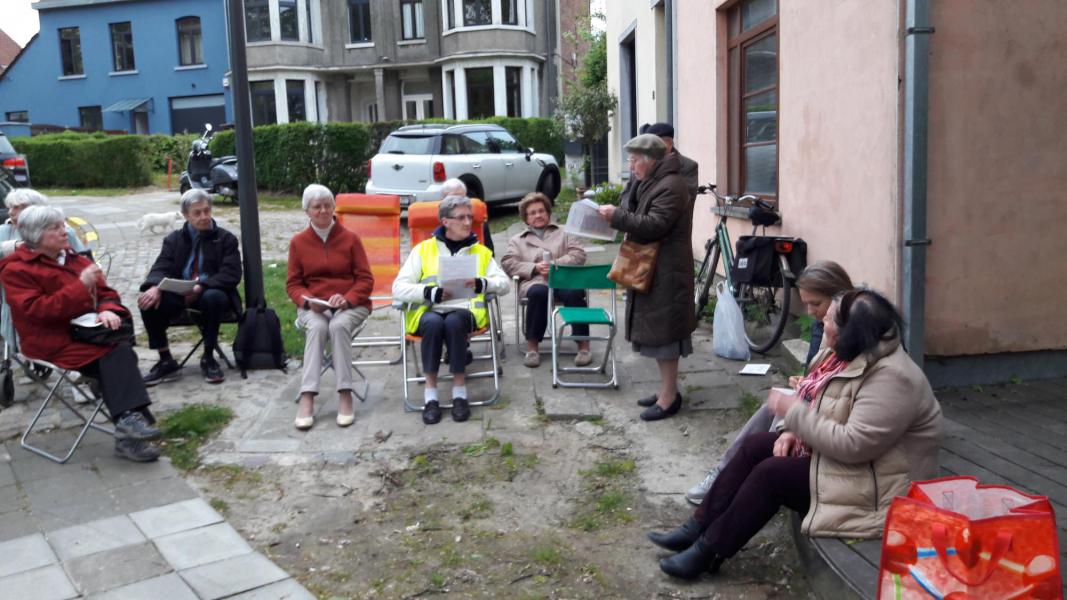 Gebed bij het Mariakapelletje in de Eggestraat/Karrenberg © Walbert Defoort