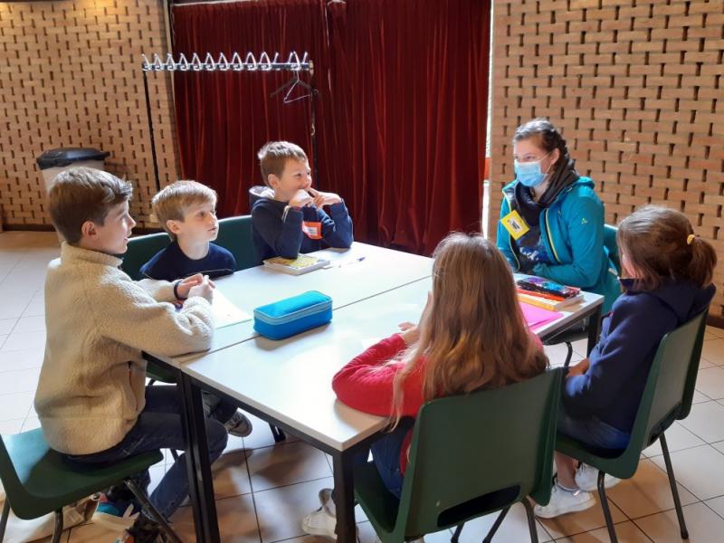 Jongeren bereiden zich voor op het vormsel. 