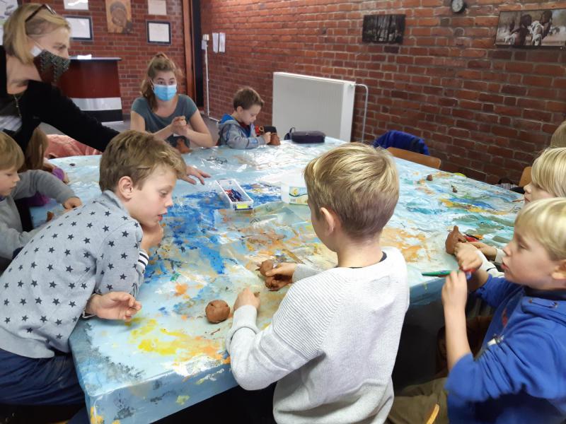 scheppen met klei © Hans Demoen