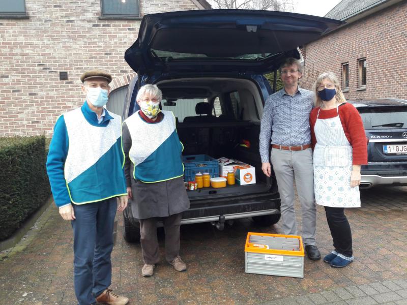 Erika, Danny, Arielle en Guido met soep op Uw stoep 