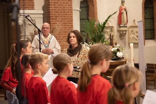 Op 15 november verzorgde het schoolkoor Ratjetoe in de St-Annakerk van Baal een mooie vredesviering. 