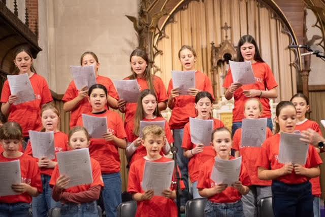 Op 15 november verzorgde het schoolkoor Ratjetoe in de St-Annakerk van Baal een mooie vredesviering. 
