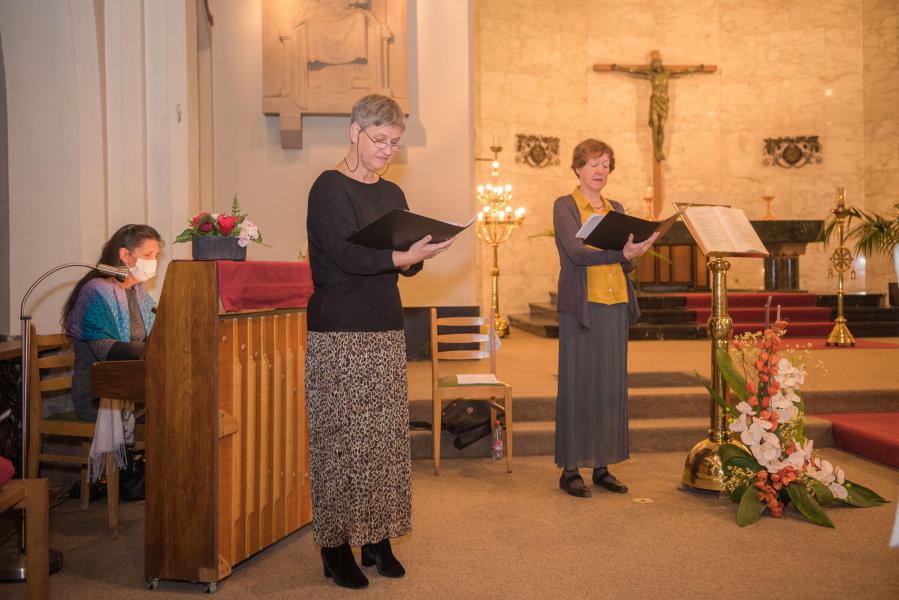 pianiste Nicole De Paepe, solisten Ria Van Bortel (achteraan) en Goedele Storms 