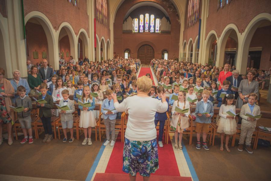 De kinderen en hun begeleiders, Jozefa dirigeert © Sandra Jansen en Wim Duysburgh