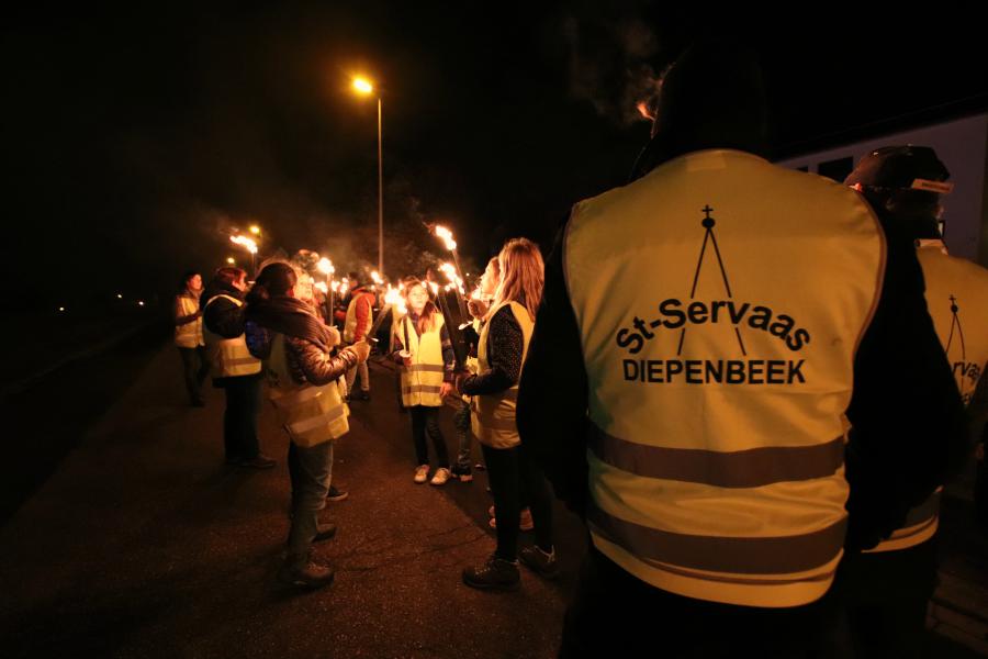 Vrijdagavond namen meer dan 1000 Limburgse jongeren tussen 12 en 18 jaar deel aan een fakkeltocht doorheen Boxbergheide.  © Jente Vandewijer