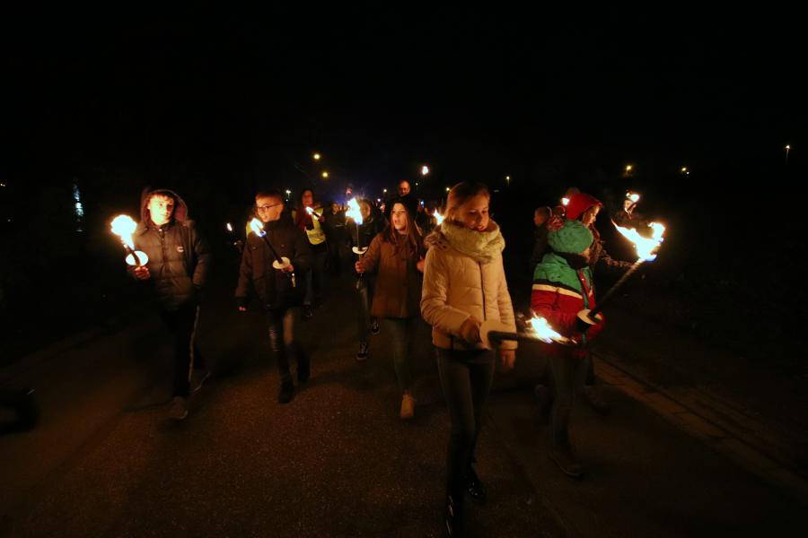 https://www.hbvl.be/cnt/dmf20191129_04744065/waarom-duizend-limburgse-jongeren-met-fakkels-door-genk-lopen © Jente Vandewijer