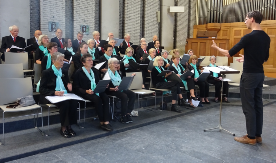 Het Koninklijk Familiakoor Elsdonk uit Edegem luistert de concertmis op Maria-Lichtmis op. © Marjo Perry