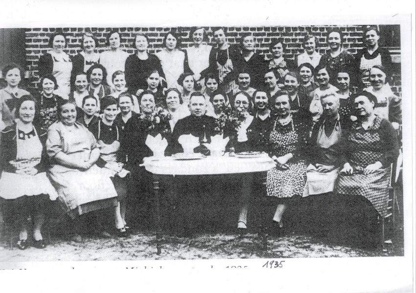 Het bestuur in 1935 op de foto met onderpastoor Michiels. 
