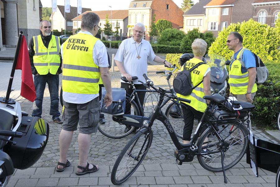 Ook mgr. Hoogmartens pelgrimeerde per fiets naar Maastricht. © Jos Collaer