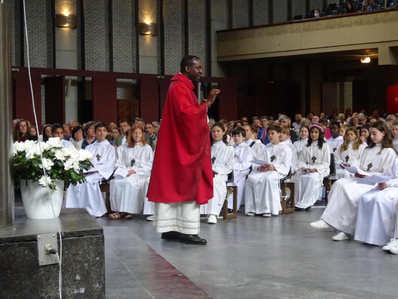 Tijdens de homilie sprak vormheer vicaris Emmanuel Ikeobi de vormelingen van Pius X en Onze-Lieve-Vrouw Middelares op een geestdriftige manier toe.  © Marjo Perry