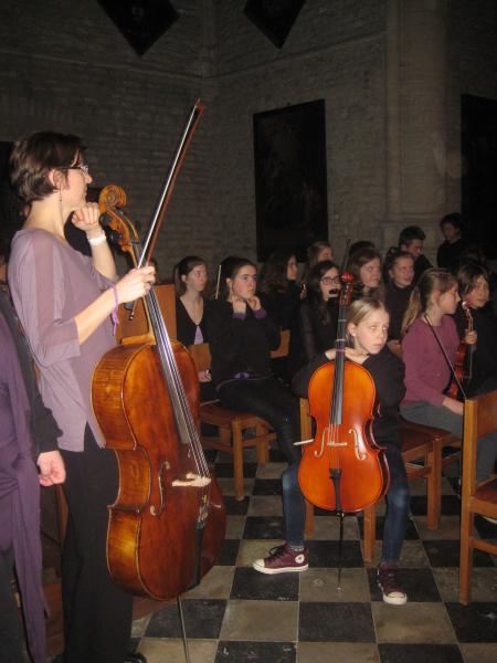 Samen met dirigente Isabelle Robesyn wachten de strijkers hun beurt af.