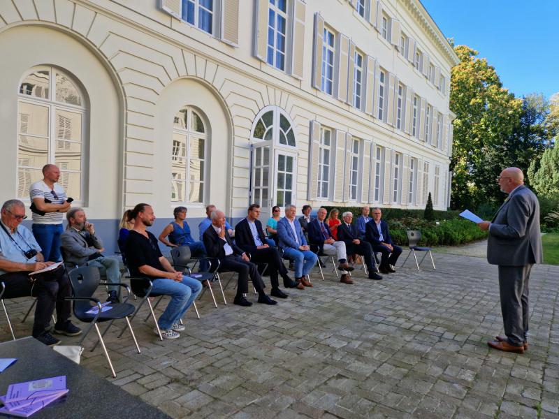Over de geschiedenis van het paleiscomplex gaf de provincie Antwerpen een mooie en rijkelijk gedocumenteerde gids uit. De eerste exemplaren overhandigde Luk Lemmens op het persmoment aan aartsbisschop Terlinden en kardinaal De Kesel © Dienst Communicatie aartsbisdom