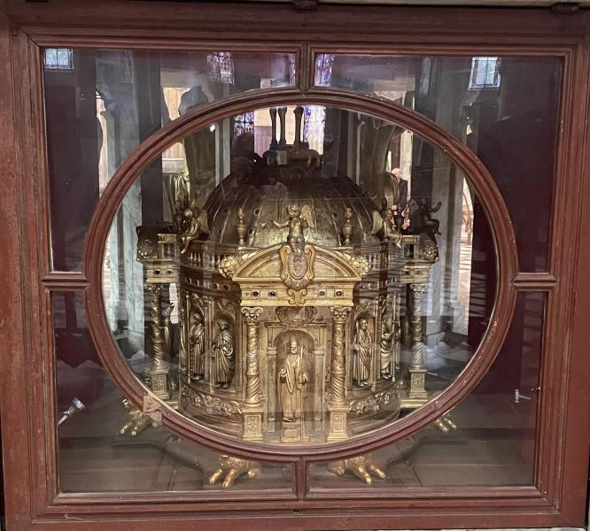 Het vergulde reliekschrijn onder het hoogaltaar te Noyon © Chris Van der Meeren