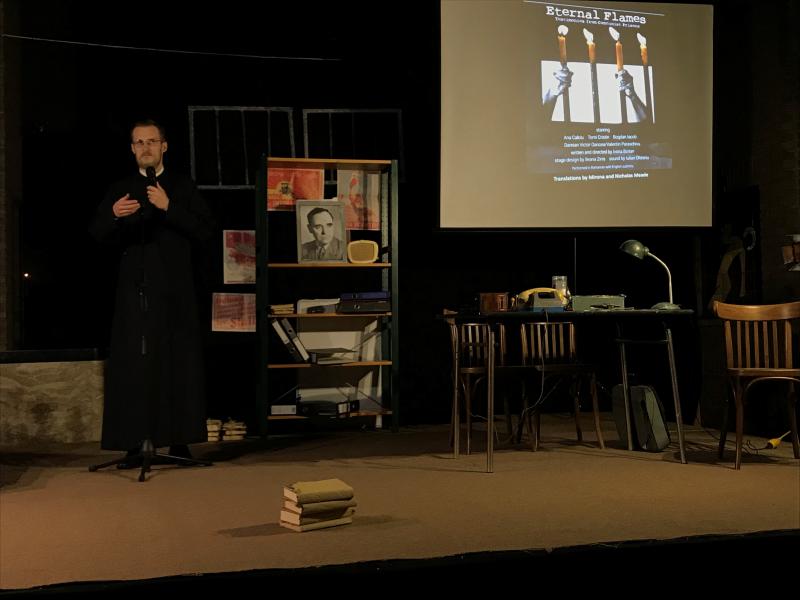 De Roemeens-orthodoxe priester George Valcu leidt het theaterstuk in © Benoit Lannoo