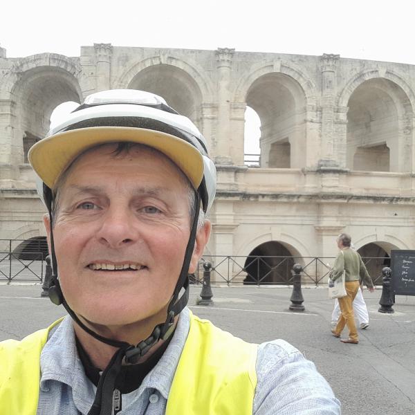 Bij de Romeinse arena te Arles © T Poorters
