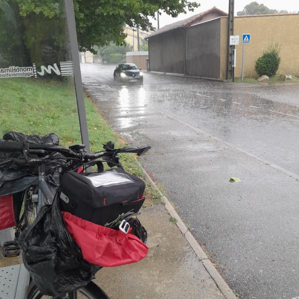 Schuilen voor het onweer te Montélimar © T Poorters
