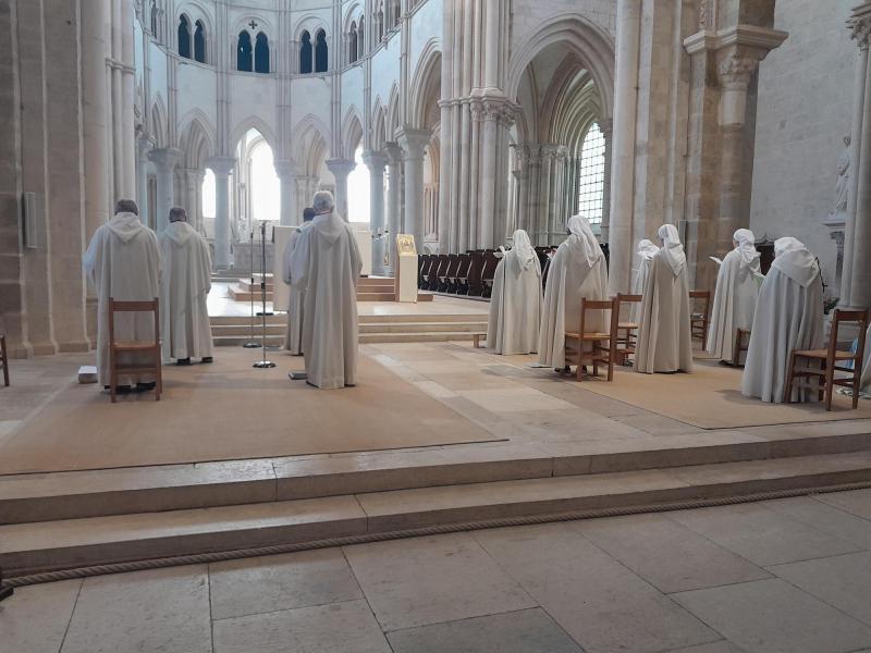 Morgengebed in Vézelay en nadien pelgrimszegen © T Poorters