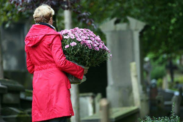 Traditiegetrouw worden begin november bloemen bij het graf geplaatst.© Kristof G
