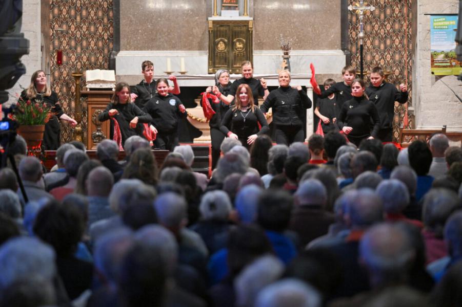 Dansers van de school WOW openden de avond © © Bennievdp