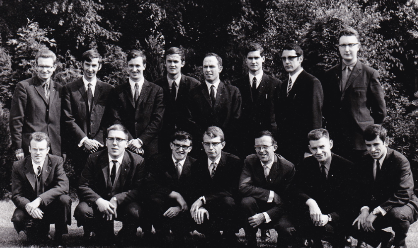Freddy De Geytere (hier derde van links) tijdens het wijdingsjaar 1971 