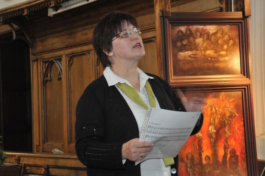 Marleen bauwens dirigeert de zingende kerk.
