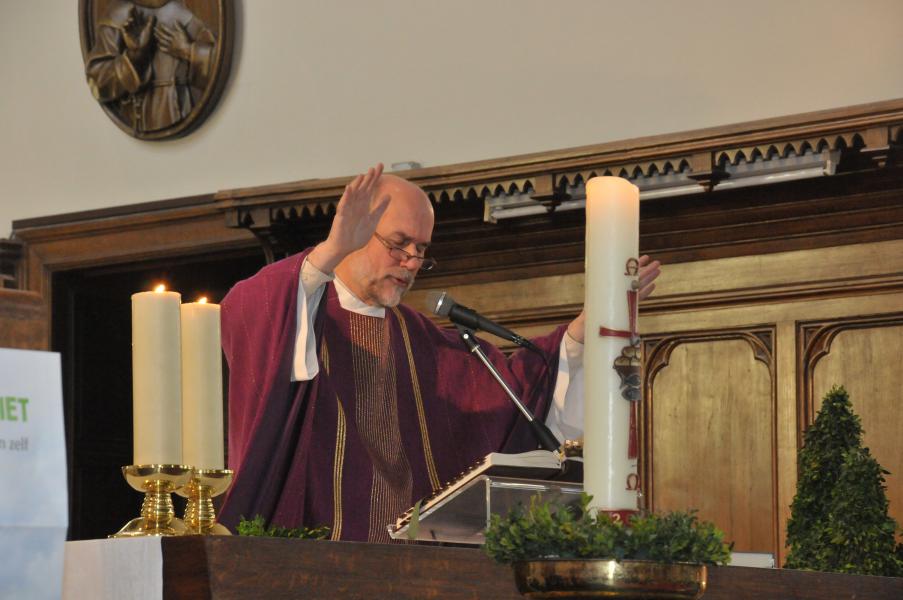 E.H. Deken zegent de palmen