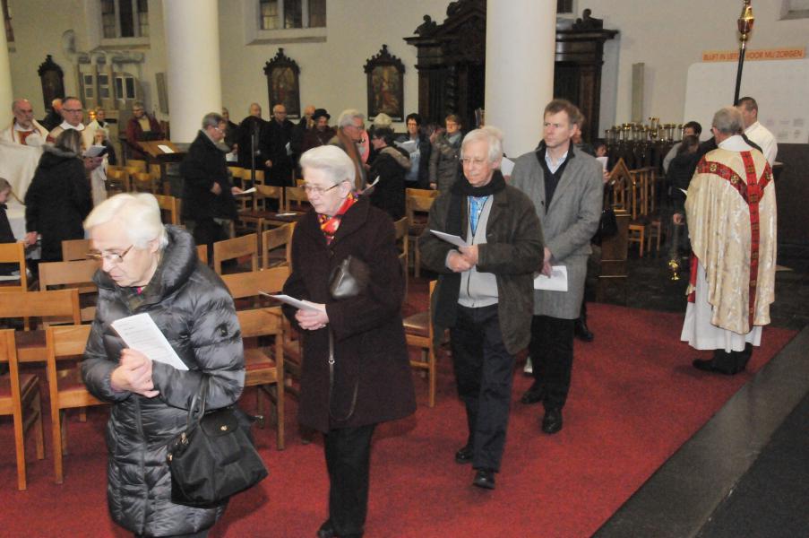 De ganse kerk stapt mee op in de processie