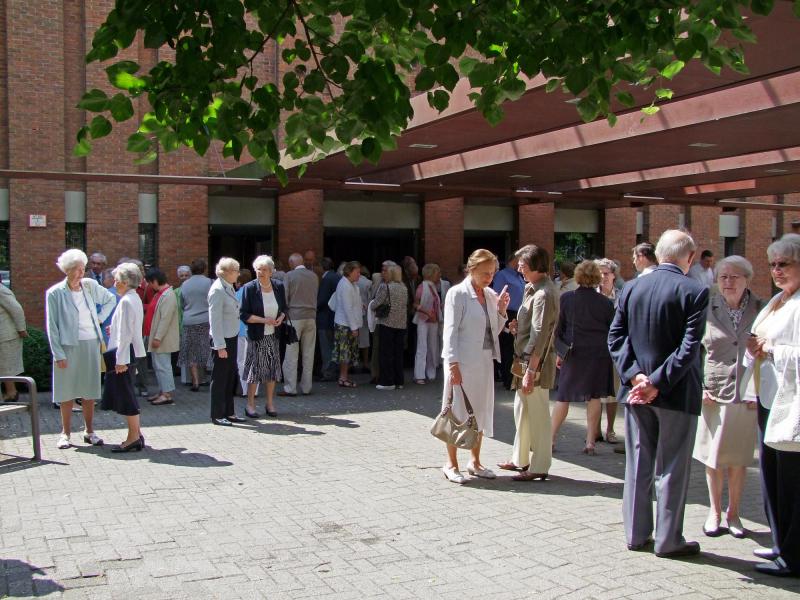 Het kerkplein, zomer 2009 © H. Pius X-parochiegemeenschap Wilrijk