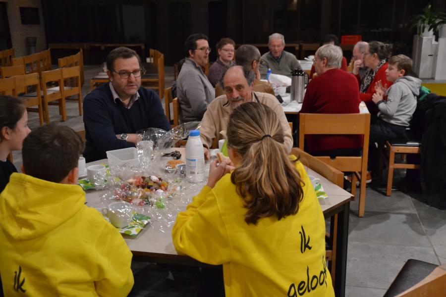 Gezellig afronden met boterhammen in de kerk en een lekkere IJD-snoep