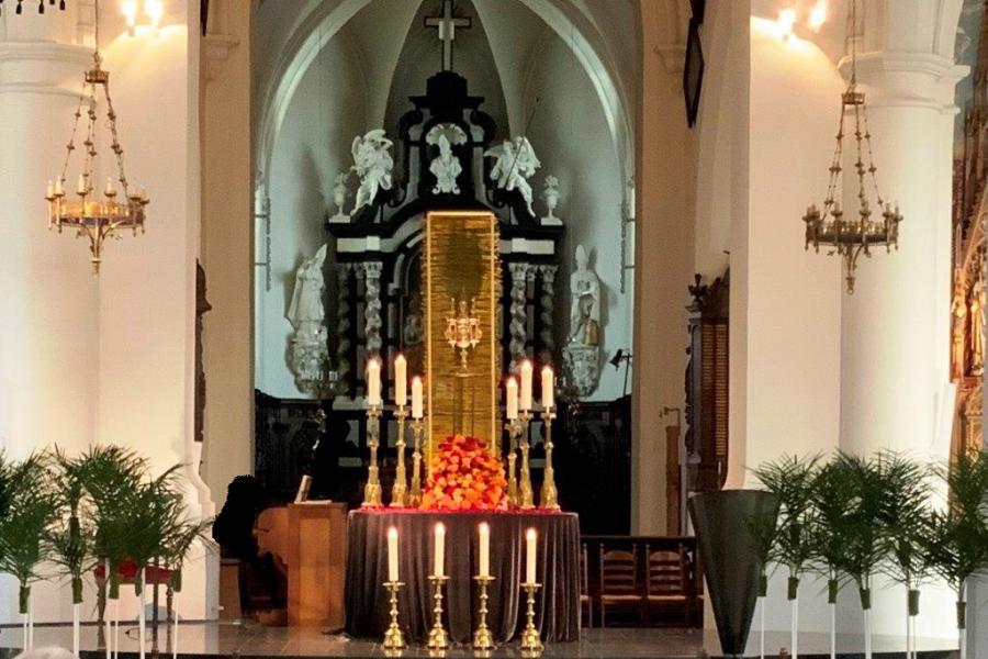 De kerk op Witte Donderdag in Beveren Sint-Martinus © LB
