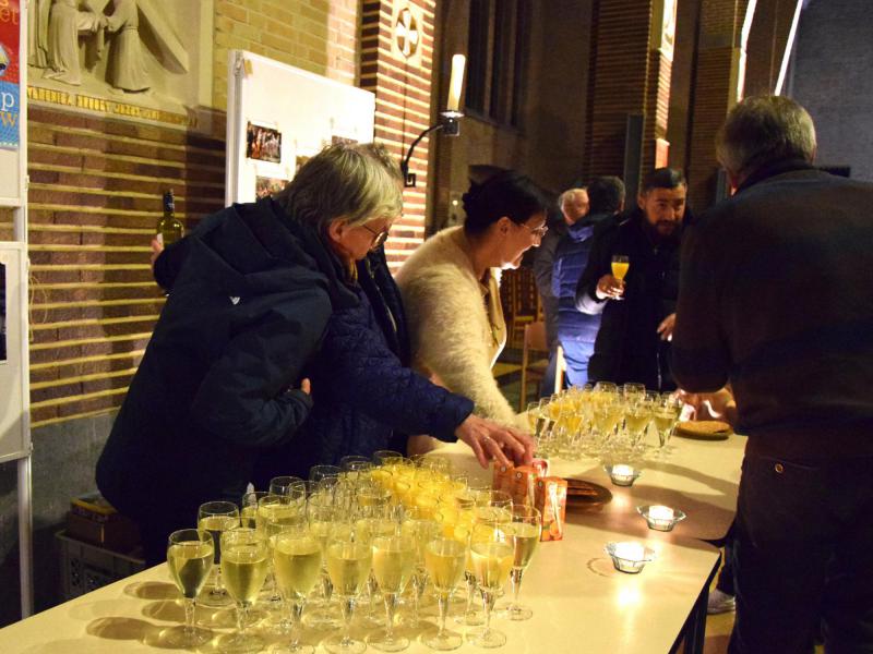 Verbroederen met een glaasje © Erna Nevejant