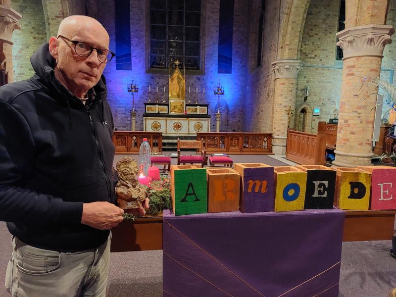 priester Antoon bij de verschillende letters van 'armoede' 