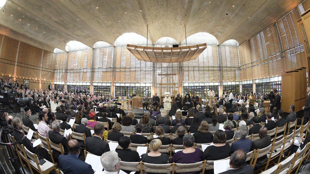 Paus Franciscus spreekt de afgevaardigden van het centraal comité en de Wereldraad van Kerken toe © Vaticaan Media