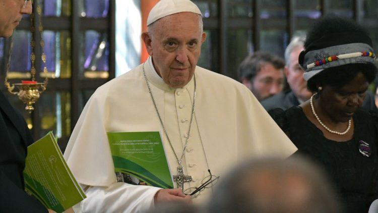 Paus Franciscus bij zijn aankomst in het Oecumenisch Centrum © Vatican Media