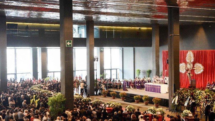 De staatsbegrafenis voor 18 slachtoffers van de ramp vond plaats in een expohal in Genua © VaticanMedia