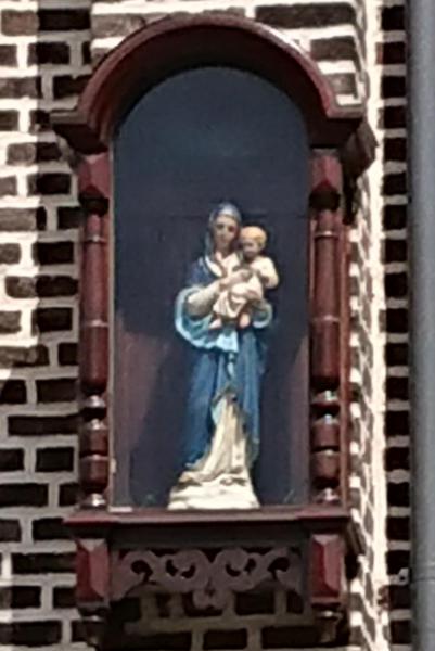 Gevaertsdreef 85. In 1942 ontworpen door Edmond Vandevijvere en uitgevoerd door Albert De Bleeckere. In 1987 werd dit naar de kerk van Sint-Denijs-Boekel verplaatst. In 1999 werd een kopie gemaakt die in 2021 hersteld werd. 