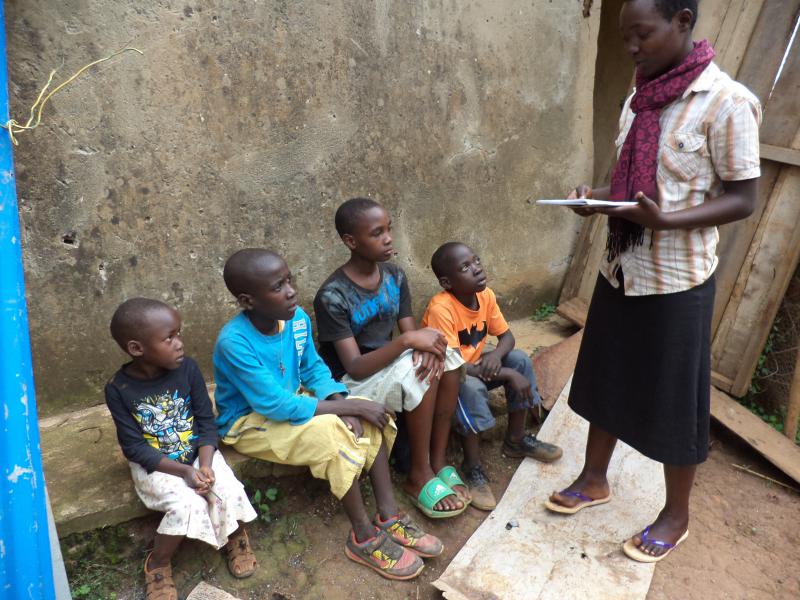 begeleidster Espérance counselt kinderen. met HIV © ZLJM