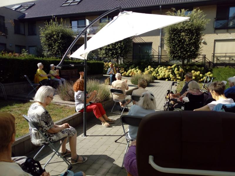Gezellig samenzijn in de tuin met accordeon muziek © Zorgcentrum Onze Lieve Vrouw