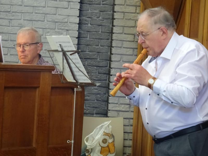 Gilbert Schyvens, blokfluit en Erwin Van Bogaert op het orgel zorgden voor een muzikaal samenspel tijdens de concertmis van zondag 3 augustus 2025 © Marjo Perry