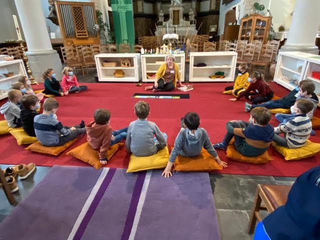 Godly Play met eerstecommunicanten in de Sint-Servaaskerk in Berg © Joske Convents