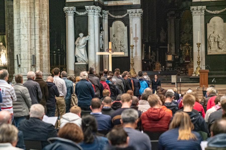 Samen met velen stil worden op de Goede Vrijdagwake © Koen Van den Bossche