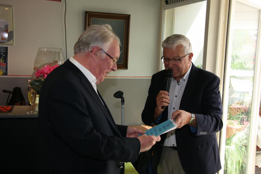 Willy Clement, voorzitter kerkfabriek, overhandigde een geschenkbon aan E.H. Karel Cottenie 