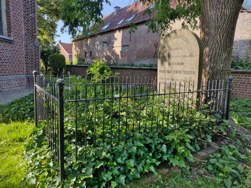 Het graf van Abraham van der Waeyen Pieterszen in Korsele, de man die de onzekere Vincent Van Gogh aanmoedigde om volop te kiezen voor het kunstenaarschap. © Lien Urmel