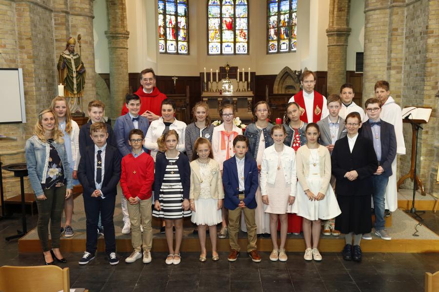 Groepsfoto vormselviering 2017 in de kerk van Vladslo. 