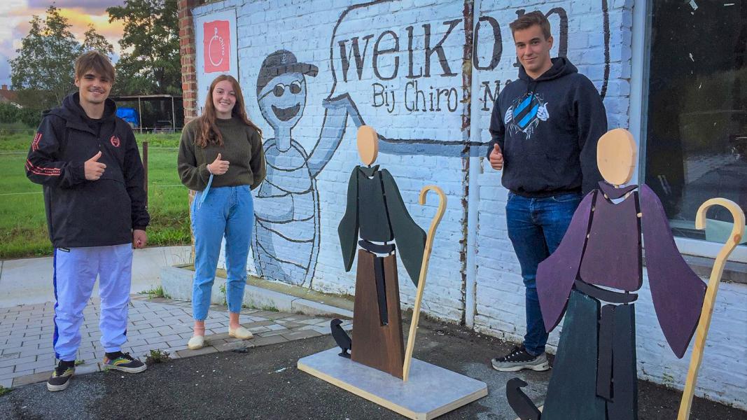 Twee Benedictusfiguren die gemaakt zijn door de Chiro van Moorsel 