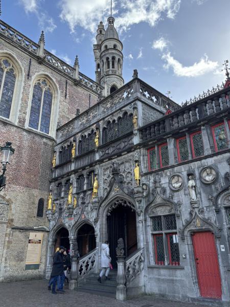 De ingang van de H. Bloedbasiliek op de Burg  © JVD