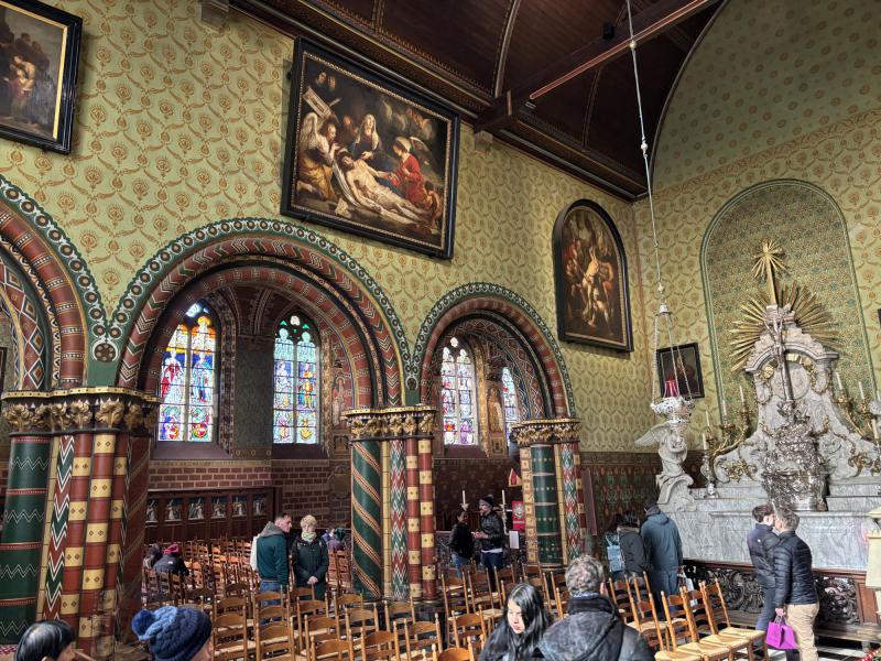 De H. Kruiskapel met rechts het H. Bloedaltaar  © JVD