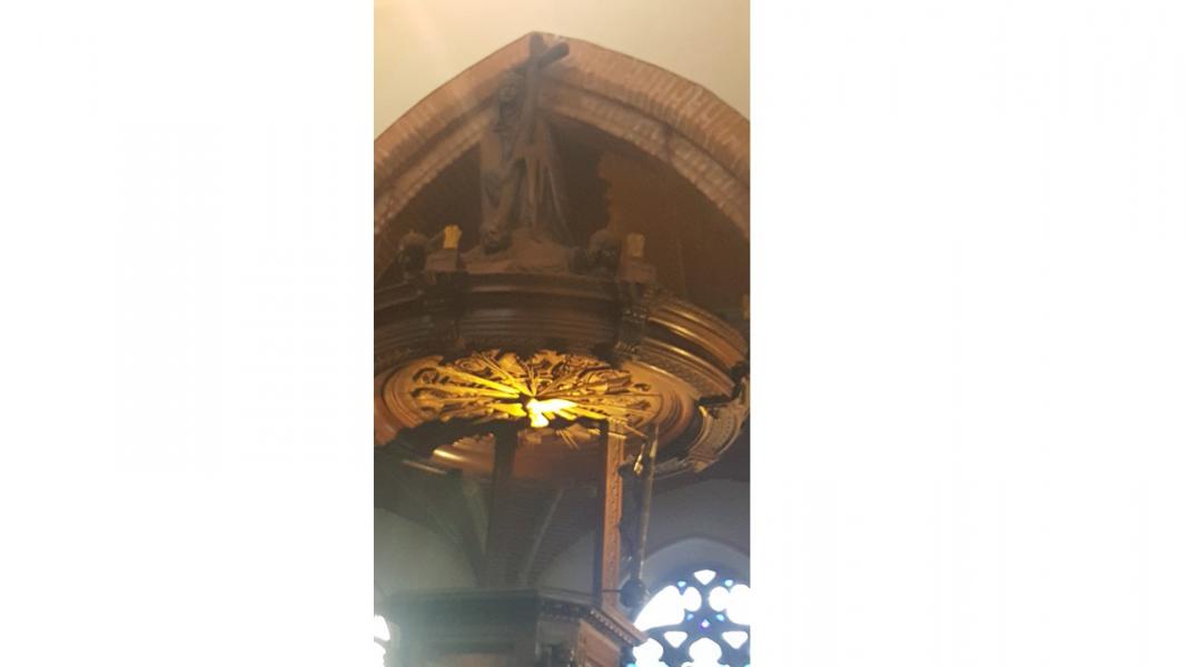 Heilige Helena bovenop de preekstoel © Parochie Heilige Helena